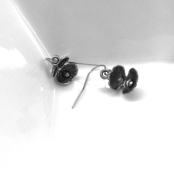 Miniature Oyster Clam Shell Pearl Ocean Life Sea Life Nature Gift Charm Earrings - Picture 2 of 4